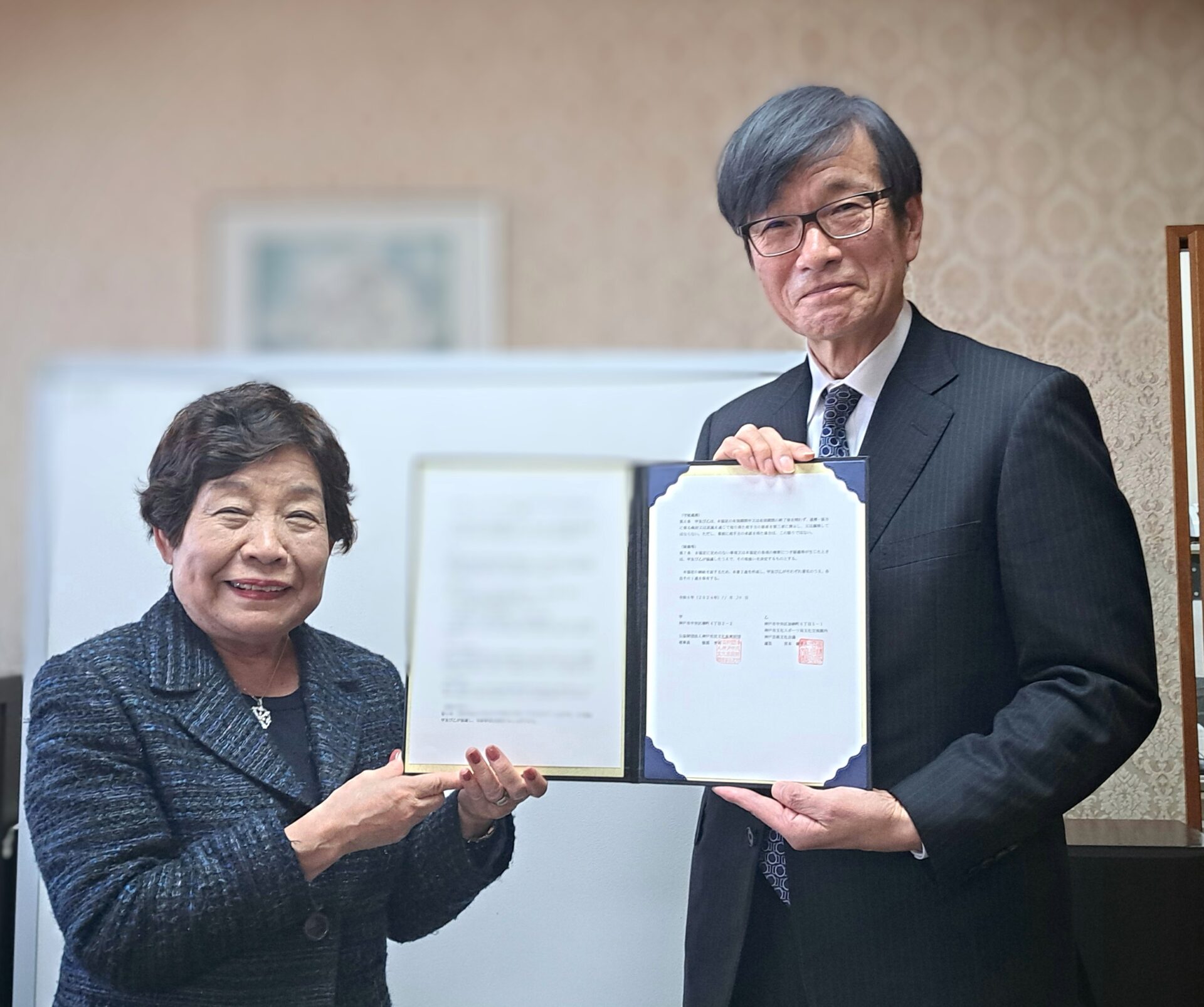 宮本慶子議長と神戸市民文化振興財団服部理事長